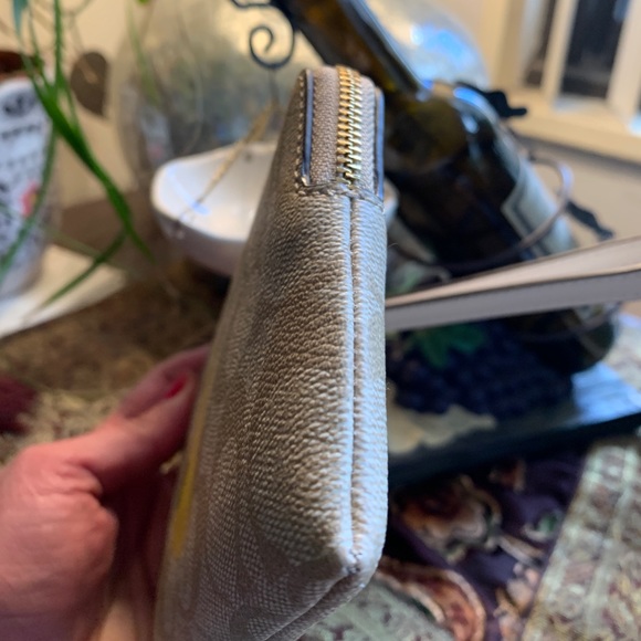 Authentic COACH Signature Coated leather PEAR zip top wristlet - Picture 5 of 8